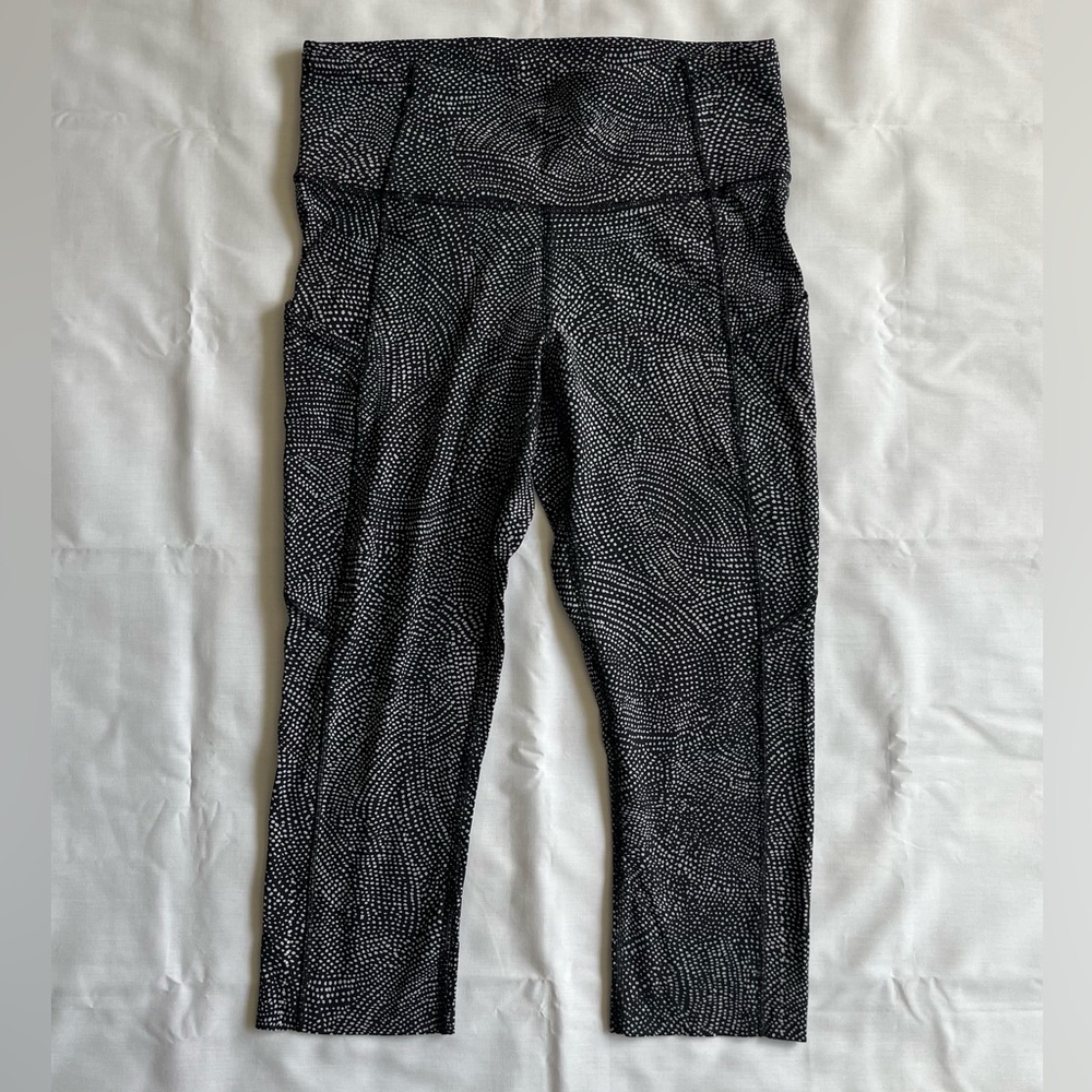 Lululemon. Size 6. Black/White Patterned Leggings. 17” inseam.